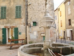 Photo paysage et monuments, La Roquebrussanne - la fontaine