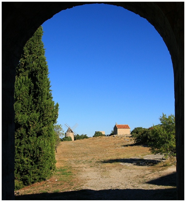 Photo Saint-Julien - Porte d'entrée ( ou sortie ) ouest du village.