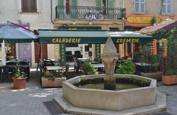 Photo Salernes - la fontaine