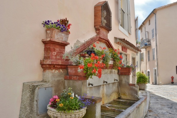 Photo Tourrettes - la fontaine