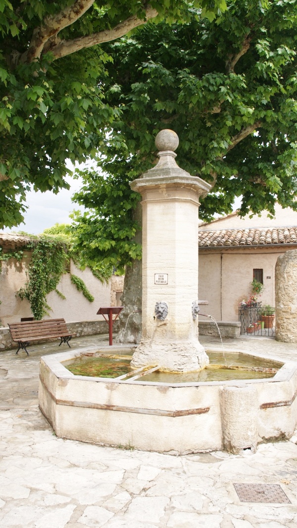 Photo Le Barroux - la fontaine