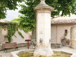 Photo paysage et monuments, Le Barroux - la fontaine