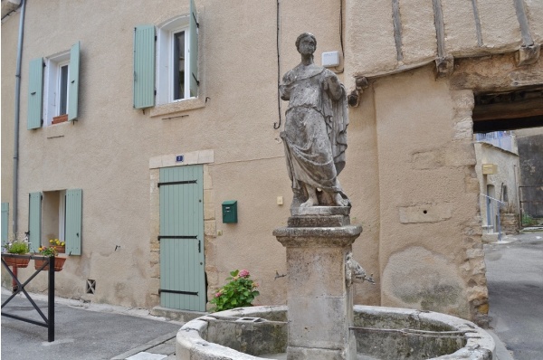 Photo La Bastide-des-Jourdans - la fontaine