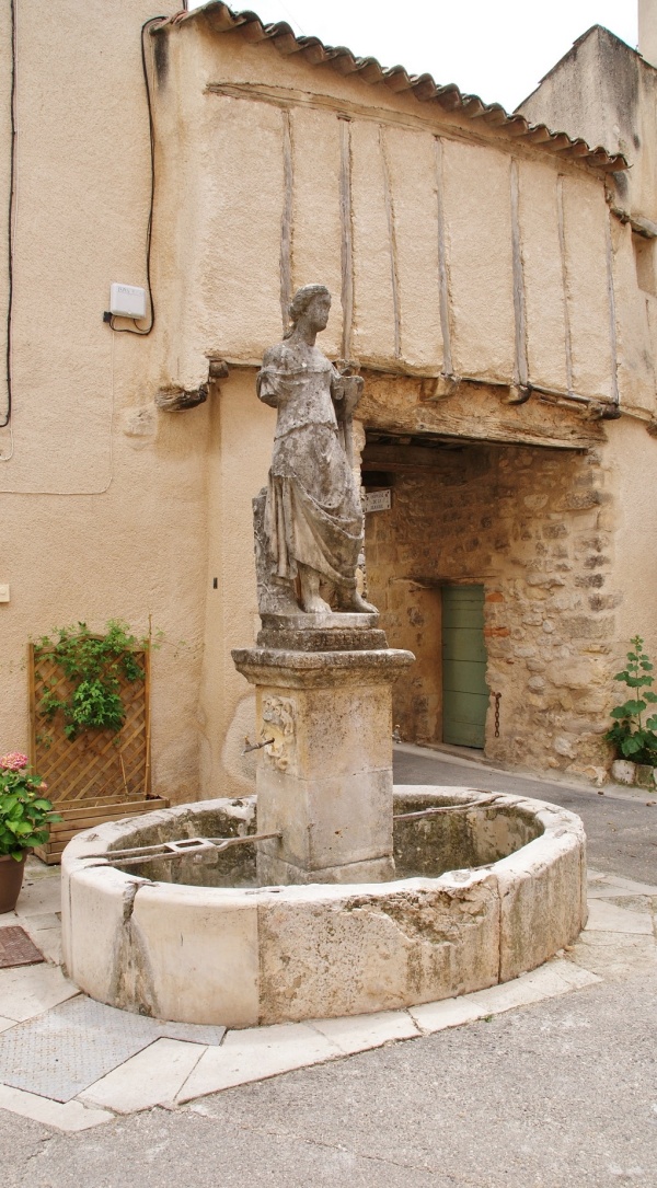 Photo La Bastide-des-Jourdans - la fontaine