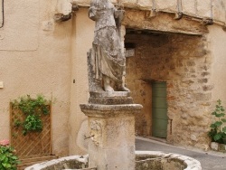 Photo paysage et monuments, La Bastide-des-Jourdans - la fontaine