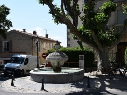 Photo paysage et monuments, Châteauneuf-du-Pape - la fontaine