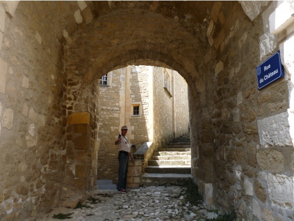 Photo Maubec - un petit passage sous le clocher