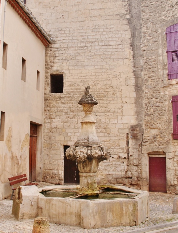 Photo Pernes-les-Fontaines - la fontaine