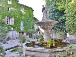 Photo paysage et monuments, Saignon - la fontaine