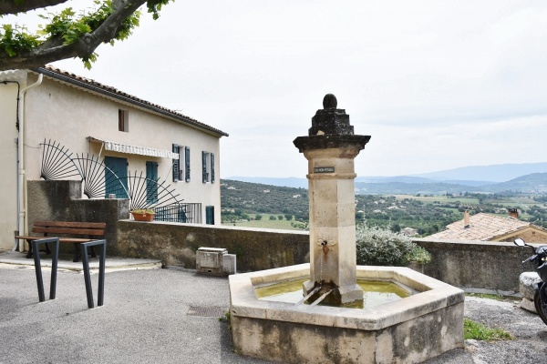 Photo Saint-Saturnin-lès-Apt - la fontaine