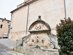 Photo paysage et monuments, Saint-Saturnin-lès-Apt - la fontaine
