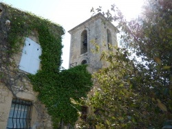 Photo paysage et monuments, Taillades - l'église qui surplombe  le village