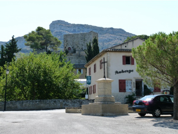 Photo Taillades - auberge des carrieres avec le château et le luberon au fond