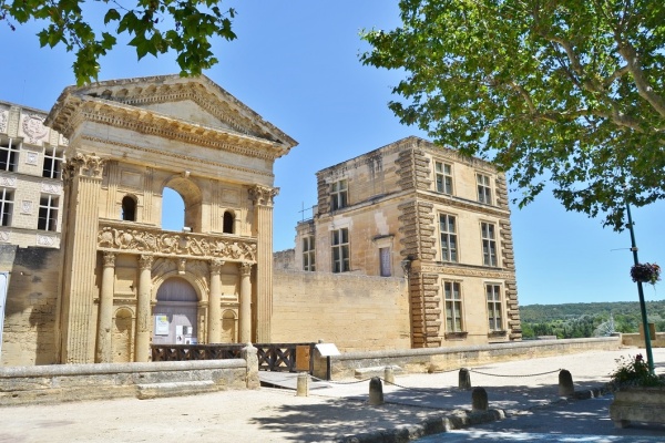 Photo La Tour-d'Aigues - la commune