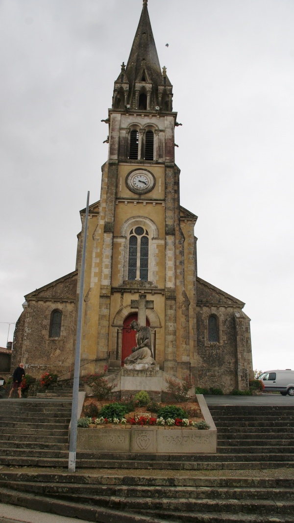 Photo Beaulieu-sous-la-Roche - église St Jean baptiste