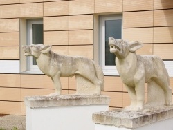 Photo paysage et monuments, Sainte-Flaive-des-Loups - Statue de Loups