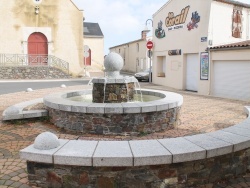 Photo paysage et monuments, Brem-sur-Mer - la fontaine