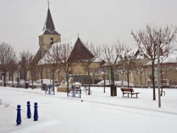 Photo paysage et monuments, Archigny - L' église et la place