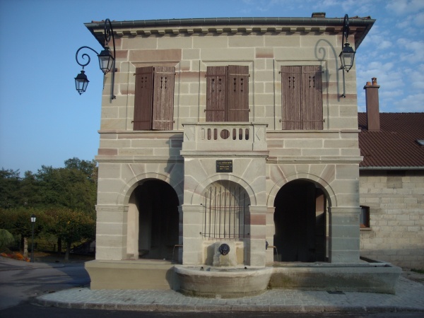 Photo Belmont-lès-Darney - Place PONSCARME avec sa fontaine et son lavoir octogonal