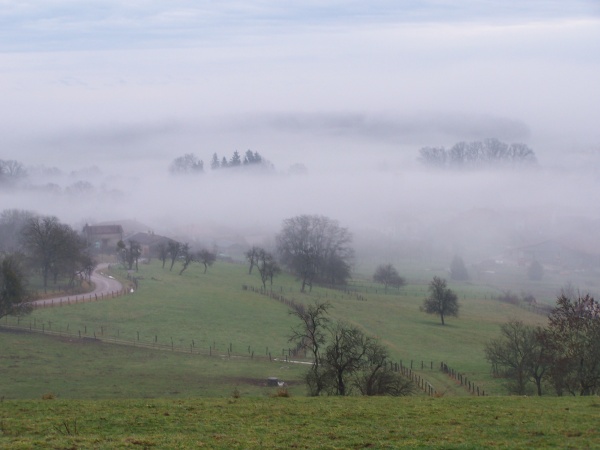 Photo Belmont-lès-Darney - le village dans le brouillard 22.12.2010