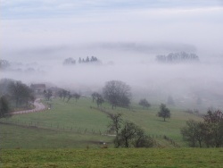 Photo paysage et monuments, Belmont-lès-Darney - le village dans le brouillard 22.12.2010