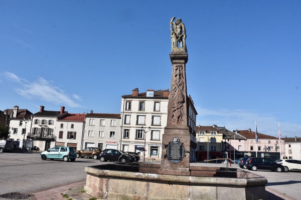 Photo Bruyères - la fontaine