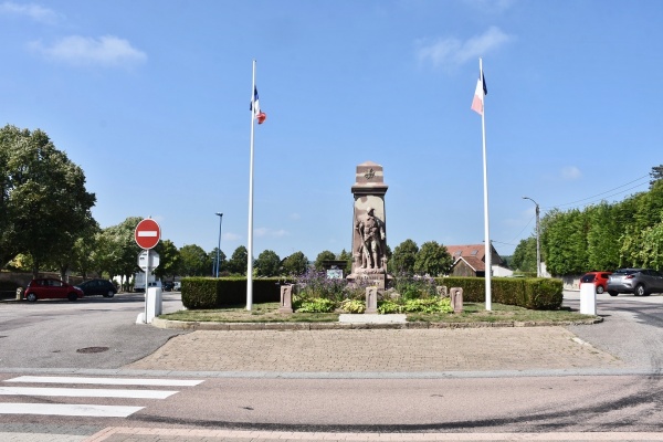 Photo Darney - le monument aux morts