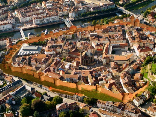 Photo Épinal - SIMULATION des murailles de 1626 sur la ville actuelle par Pierre Gnaedinger