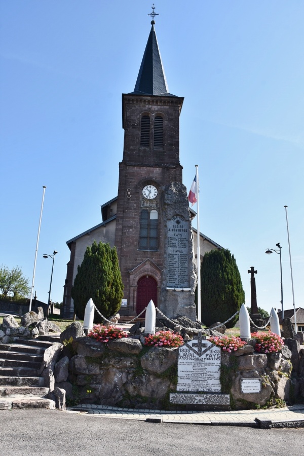 église avec le monument morts