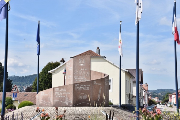 Photo Saint-Étienne-lès-Remiremont - le monument aux morts