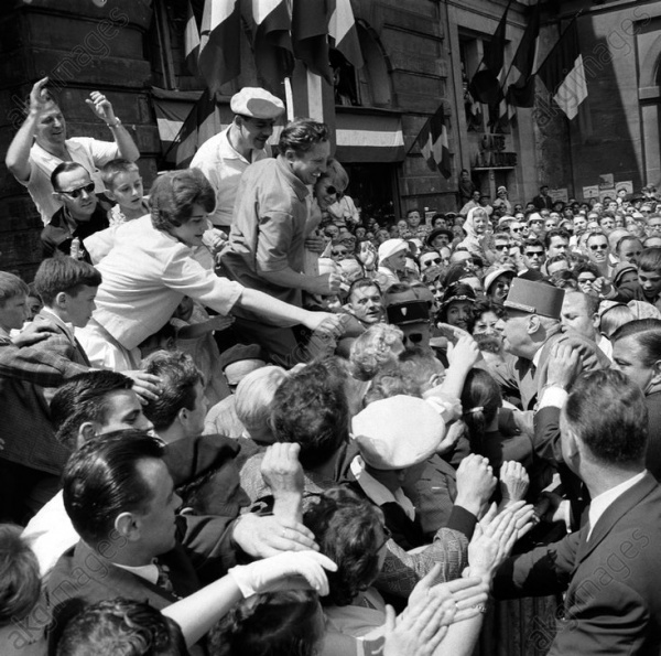 Photo Les Voivres - Bain de foule 1961