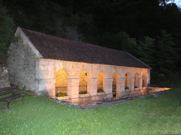 Photo Aisy-sur-Armançon - Lavoir aux sept arcades édifié en 1825 alimenté par la source de Champeau