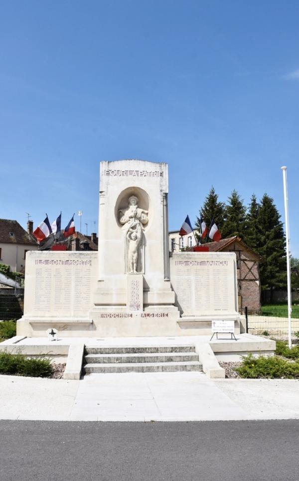 Photo Saint-Fargeau - le Monument Aux Morts
